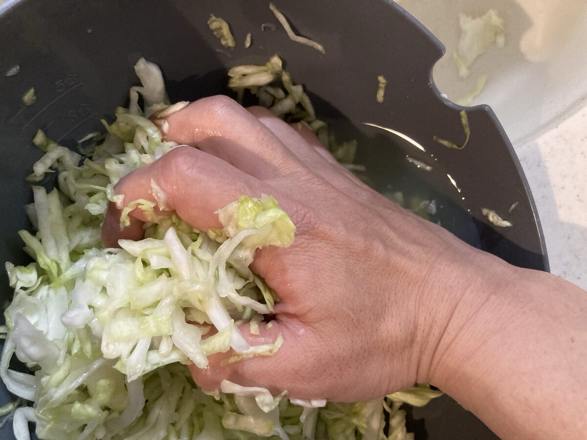 ザワークラウトを作っている写真
