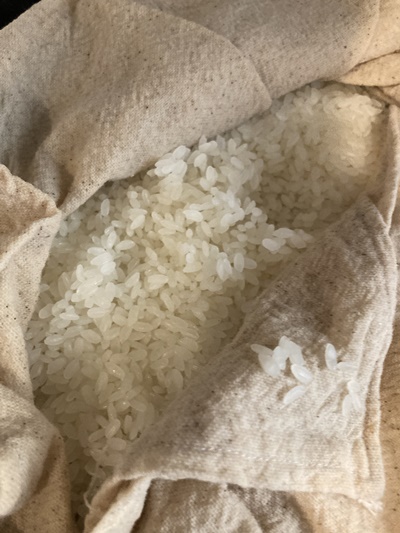 米を蒸している写真